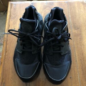 Black huaraches women’s size 9.5